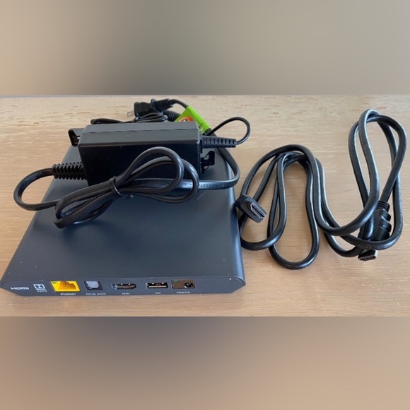 Earbuds and Router - Picture 4 of 9